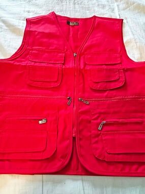 VEST, LEISURE/HIKING, RED, SIZE M, LOTS OF POCKETS, SIDE SIZING STRAPS, D-RINGS